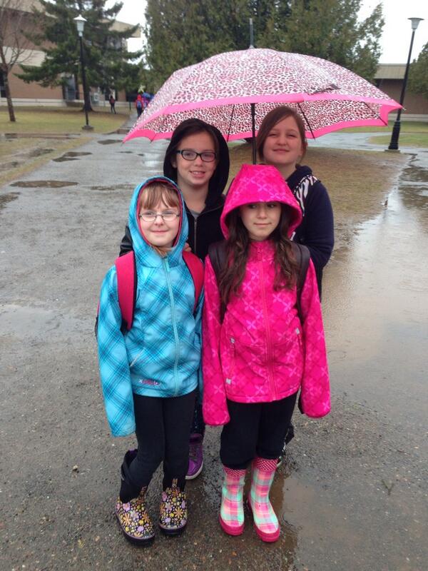 Sharing an umbrella with friends today! #globalpayitforwardday #noacttoosmall @PIFSJ @charleypif