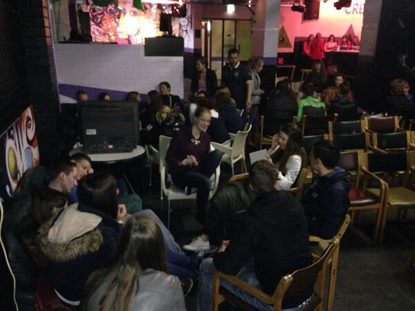 Lln. 3T #Kempenhorst overleggen bij jongerencentrum Ramblaz over project om jong en oud met elkaar te verbinden.