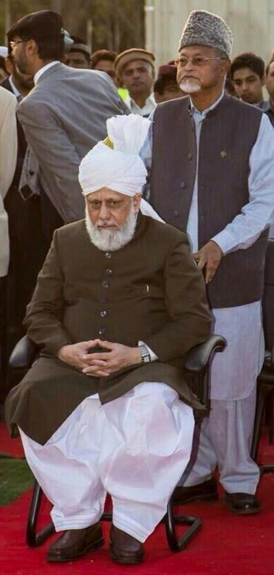 AhmadiyyaVIC's tweet photo. "Imam Dhaal Hai" Imam is (your) shield (always stay behind him) #LifeDevotee #Missionary #Ahmadiyya #Khilafat http://t.co/WbqGyR5eU3
