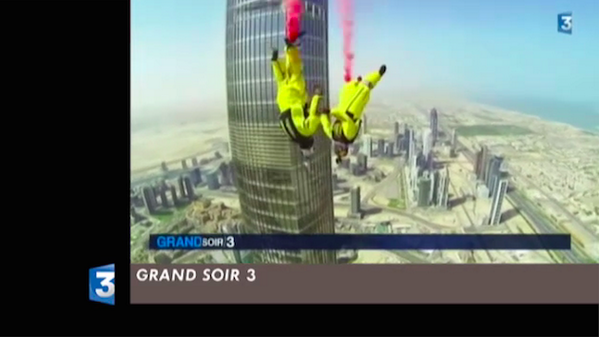 canalplus's tweet photo. "Deux Français sautent en base jump depuis la plus haute tour du monde (828m !)" http://t.co/o3LNyOcnC3 #Zapping http://t.co/VjrPXeasS1