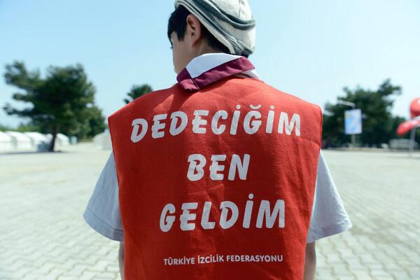 gencliksporbak's tweet photo. On binlerce genç, ecdadını anmak için Çanakkale'de toplanmaya başladı. "Dedeciğim ben geldim..." http://t.co/pVcKmSOVCa