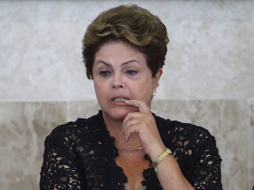 DanyBarretto's tweet photo. Apoio dos governadores a Dilma cai. Em 2010: teve apoio de 19 dos 27. Esse ano tem 13. http://t.co/SynTT3Emfo http://t.co/vBVwKEeBrh
