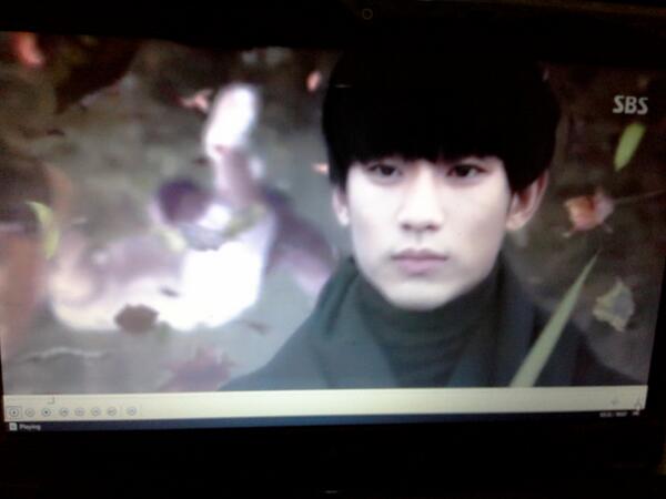 df_dhilah's tweet photo. Sedihnya oiiii malam ini cuma ntn drama korea, yang lain pada telfonan ma pacarnya masing2 http://t.co/nO5tlnk2pM