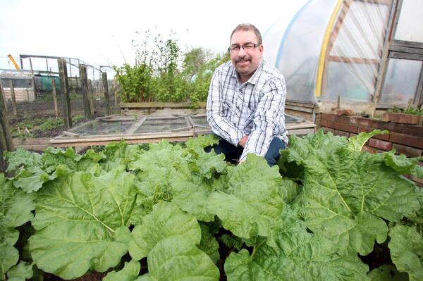 Stockport foodbank grows own fruit and vegetables to help those in need eat healthily - bit.ly/1nrFMMZ