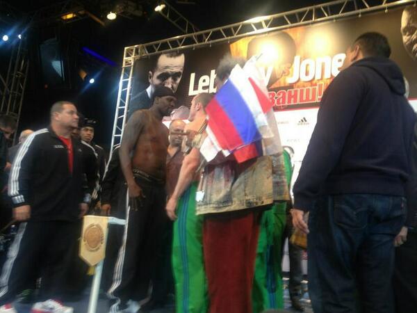 Foto de <a href="/konstantinu74/">Константин Устьянцев</a> del pesaje de hace unos minutos en Moscú de <a href="/FelinoJones/">Guillermo Jones</a> y Denis Lebedev. Pelean mañana.