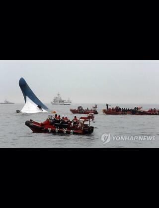 韓国の沈没船の事故で、男子高校生がロープで縛っててそのロープを引き揚げると女子高校生が…多分その2人はカップルだったと思う。死ぬ時も一緒にと考えたのかな…
引き上げる救助隊も涙がとまらなかった…

ほんまかわいそう…もしそうであるなら