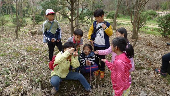npcn2014's tweet photo. 오늘 북한산초등학교 3학년 아이들과 진관내동습지에서 생태수업을 가졌습니다. 모공 하나 없는 우리 아이들 ;) 기운들이 장난이 아닙니다~! 
김유성 선생님께서 아이들에게 도롱뇽알을 보여주고 있어요^^ http://t.co/N7WCCwA3Ro