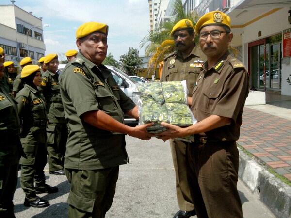 RELA_KLANGAT's tweet photo. Pengarah RELA Selangor Tn.@mehatahmad mengagihkn Pakaian Operasi Digital kepada Petugas tetap KLIA/MTB @relaselangor http://t.co/OuAAogqQFM