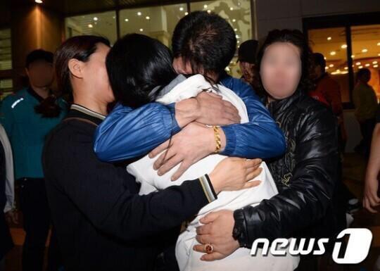 bigmadmaii's tweet photo. เรายังอยากเห็นภาพนี้กับอีกหลายๆคนนะ :( #PrayForSouthKorea http://t.co/ipqtaanhzx