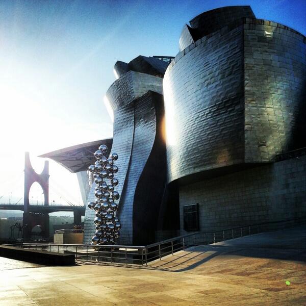 JBerksoy's tweet photo. Ahh hayallerimizin müzesii! (@ Museo Guggenheim w/ @icidisi1 @zynepari) http://t.co/COFYVy5L8s http://t.co/mC44pEviLj