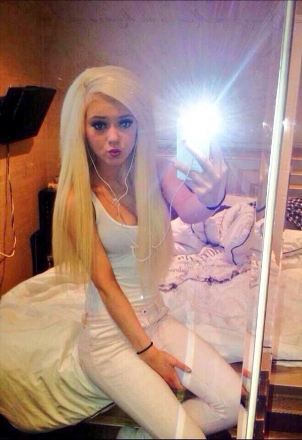 litjadexxx's tweet photo. RT if you want to see what I've got under here!! xxx http://t.co/9LalptSsUQ