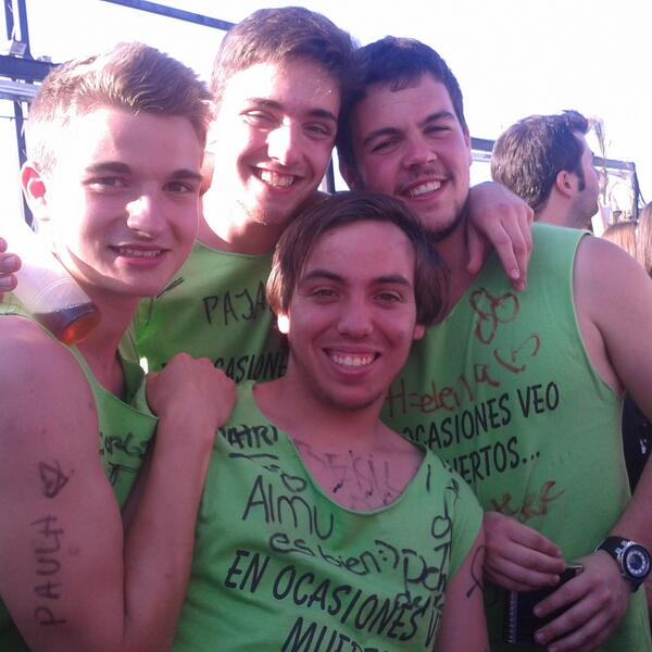 julito17fontoba's tweet photo. Dia de la orla de Medicina y que mejor con los mejores medicos de todos @Guilleurios @Fede_Burguet #alvaromuñoz http://t.co/0WnqkxLv3A