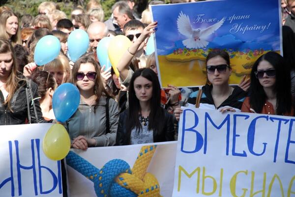 Жители Донецка встали на защиту флага Украины - Цензор.НЕТ 8326