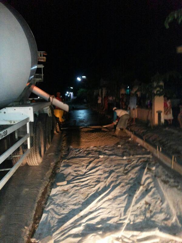 KonstTeknik's tweet photo. Lembur macul, demi rejeki halal, Insya'allah....... http://t.co/8wh8XUMIr0