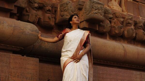 GSwarnamalya's tweet photo. A moment of joy at the sight of the grandeur of SRI BRIHADEESWARA #fromtheatticSWARNAMALYA http://t.co/3q5SfM6SGZ