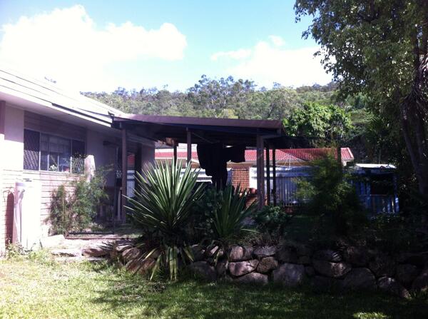 Auscatruns's tweet photo. Yard/patio enclosure. http://t.co/xn7D6u9fdj