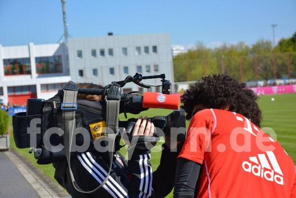 FCBayern's tweet photo. .@dante_bonfim 'hautnah' ;-)

Bevor das Training nach #FCBFCK startet, nimmt sich #Dante Zeit für FCB.tv! http://t.co/lYth9the6Z