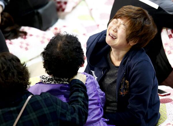 SBSNews's tweet photo. Angry famlies of passengers onboard the sinking ferry lash out at South Korea's president http://t.co/jotbuC9l17 http://t.co/Yfv5rd8vuy