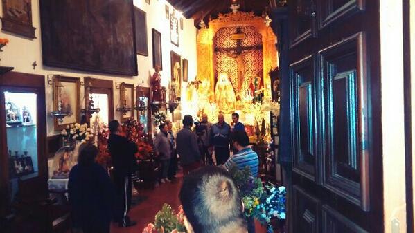 ASProabi's tweet image. En el museo de piedras de Ingenio, con la ofrenda floral que ofrecemos al museo junto con El Ratiño.