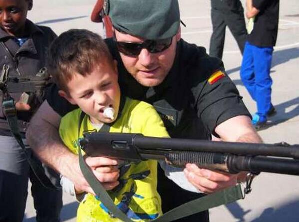 1993, Iruñea. Espetxera armak erabiltzen ikasi nahi ez genuelako. 
2014, Cintruenigo. Armak eskolara.