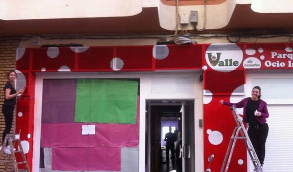 ValledeCuentos's tweet photo. Así de bonita está quedando la fachada del nuevo local de Valle de Cuentos. ¡Todo va quedando chulisimo! http://t.co/ZjbHlTz08b