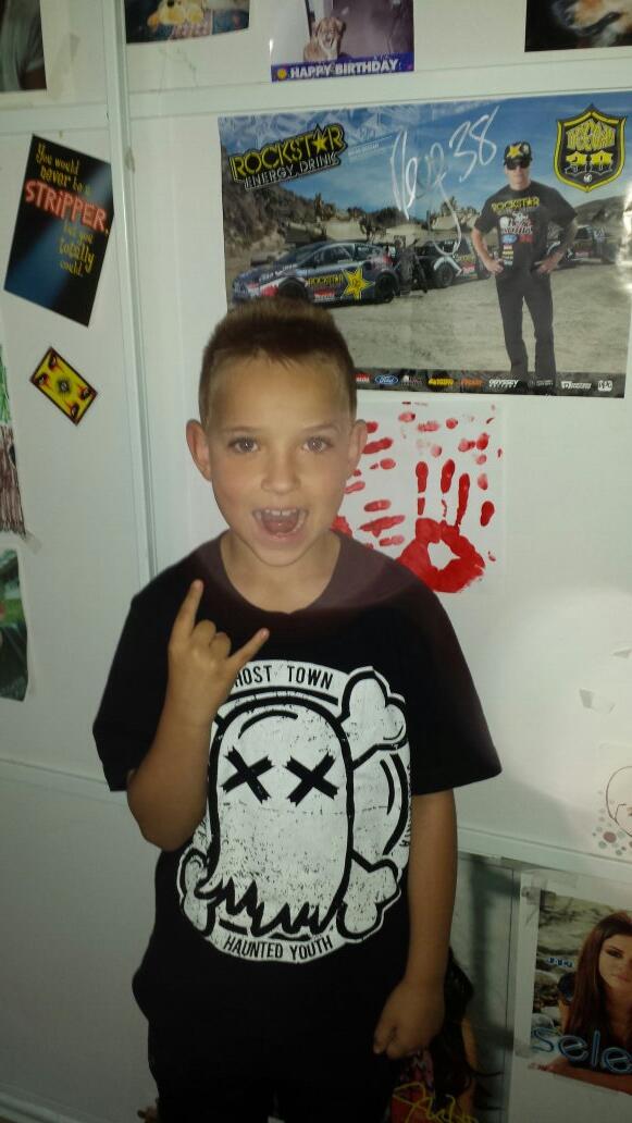 Nshadows55t's tweet photo. @GhostTown This is my brothers picture day attire
:3
Im so proud
#ForeverAGhost http://t.co/TrzjVn9v3w