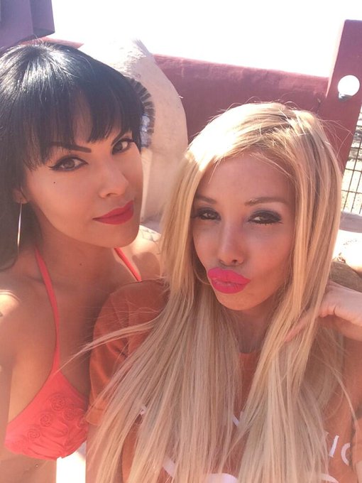 👯 RT @Foxxy702: Waiting for the champagne to arrive with @BustyKimber http://t.co/tDXefwPDRv<a class="tags" href="/tag/foxxy702">@foxxy702</a><a href="/tag/summer"class="tags"><span>#summer</span></a><a href="/tag/girlsjustwannahavefun"class="tags"><span>#girlsjustwannahavefun</span></a><a href="/tag/blonde"class="tags"><span>#blonde</span></a><a href="/tag/transisbeautiful"class="tags"><span>#transisbeautiful</span></a>