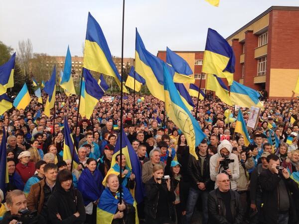Жители Донецка встали на защиту флага Украины - Цензор.НЕТ 5124