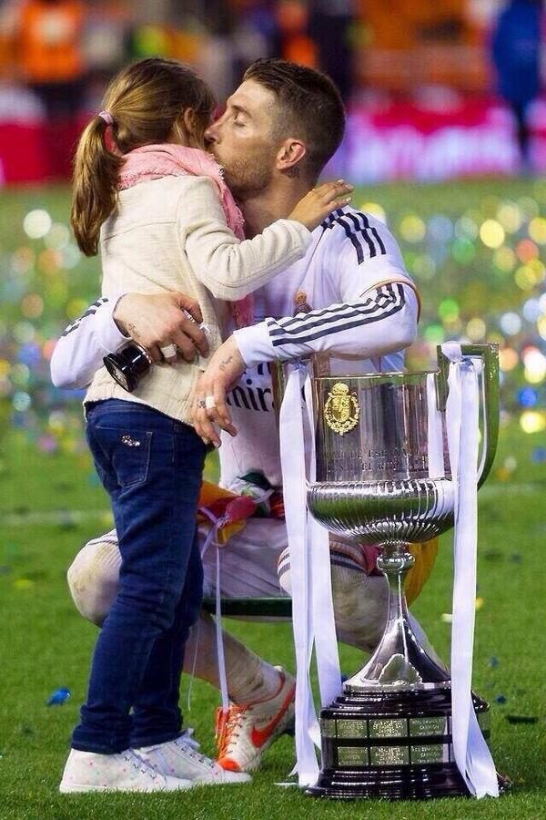 Eleonoragaorie's tweet image. This picture does my heart melt #englishproblem @SergioRamos