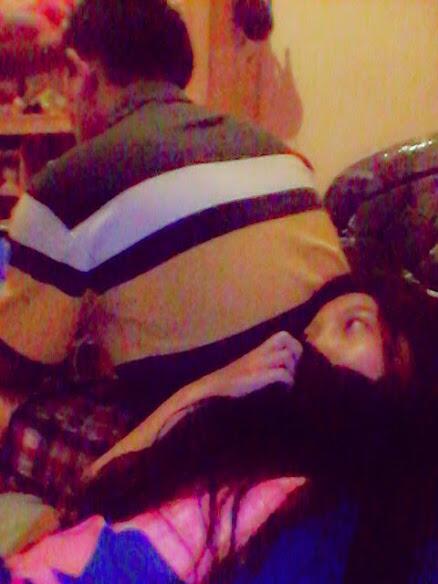 andina_mel's tweet photo. yang lagi nonton film horor ada penampakan dibelakangnya :D http://t.co/YgSAnZEgz9