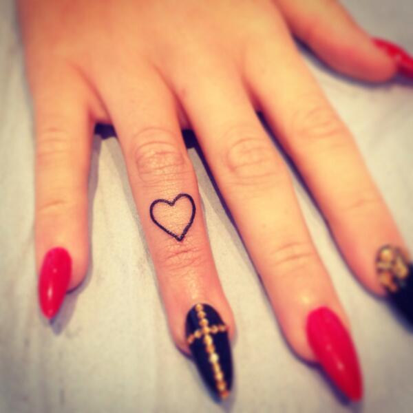 danielleronson's tweet photo. Beautiful yet simple finger tattoo done by me :) #tattoo #smalltattoos http://t.co/AmsEoGVa49