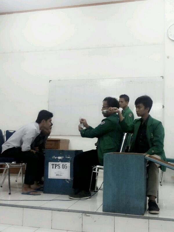 sedang berlangsung penghitungan suara dari kotak suara TPS 5 psikologi #pemiluFKUnand2014