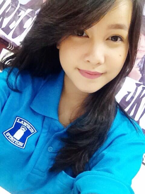 pulaumatahari's tweet photo. Buset,,, klo mba2 nye begini mah lawson crowded mulu RT @Nadila_JKT48: Oh iya tadi ada salam dari mbak2 lawson 😊😬 http://t.co/D2XLfmnPLu
