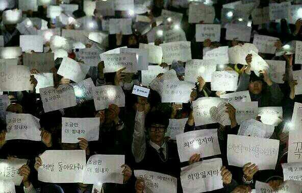 "제발 돌아와만줘" "희망잃지마" "조금만 더 힘내자" 단원고 학생들이 친구들에게 외칩니다. 제발 모두 힘내주세요. 희망 잃지 마세요. 이렇게 친구들이 기다려요.