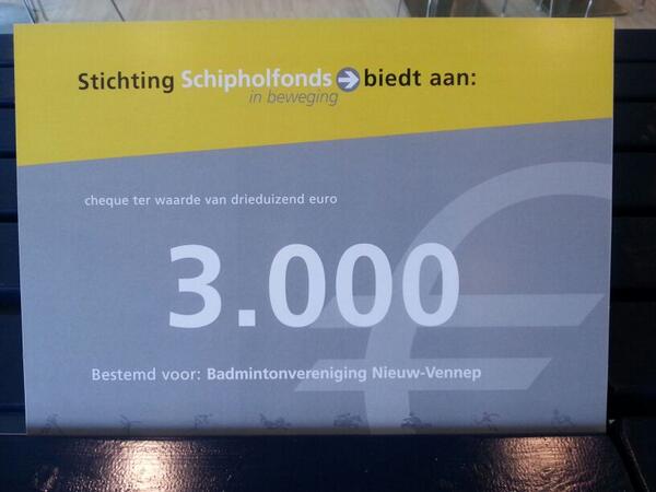 Badminton vereniging Nieuw-Vennep blij met donatie schipholfonds.