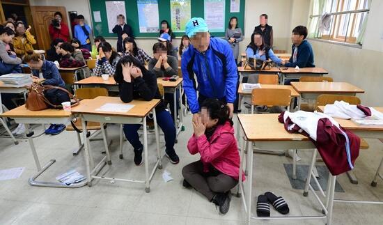 ExoDrug's tweet photo. #prayforsouthkorea الصوره تحزن مره المدرسين يبكون على الطلاب المفقودين http://t.co/wlDw0tDAvP