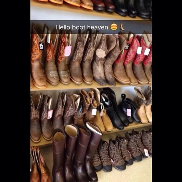JulieMarks19's tweet image. In boot heaven right now 😍👢❤️ #bootstore #lovingit