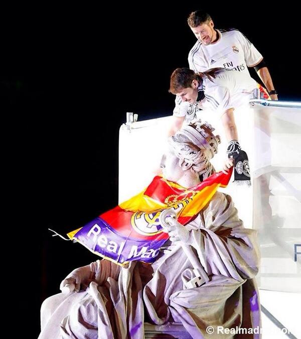 JamesRofficial1's tweet image. 😍 Anoche en cibeles con @CasillasWorld