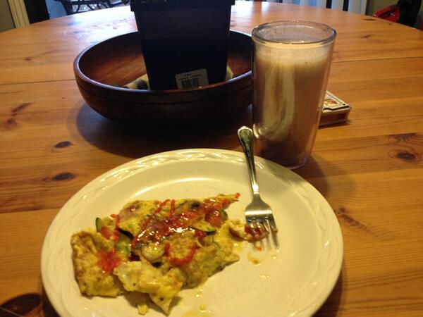 milt9018's tweet photo. A srirachi sweet peeper w/ zucchini  red onions omelette! Plus a protein shake. #BreakfastClub http://t.co/NWMNjxDFZ6
