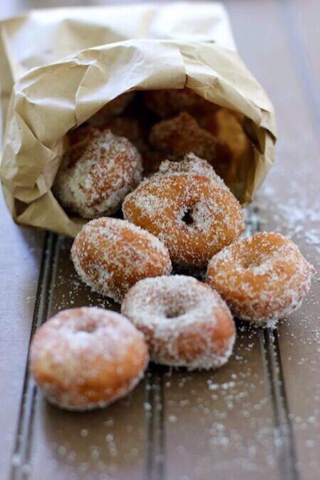 FoodPornTBH's tweet photo. Mini Donuts http://t.co/pvAscDoiFJ