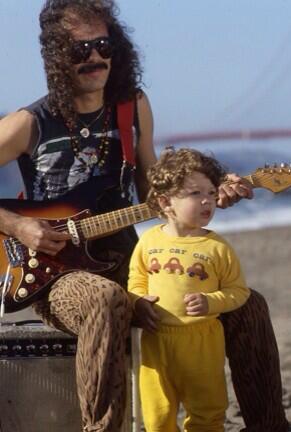 salvadorsantana's tweet photo. Way back when, always surrounded by music with @SantanaCarlos #tbt http://t.co/U2dqjDY8Hk