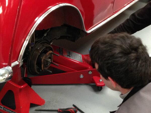 MTCItalianJob's tweet photo. The apprentices of Team Charlie performing an inspection on the rear brakes of their vehicle #MiniUpdates http://t.co/ipI7TmdWTQ