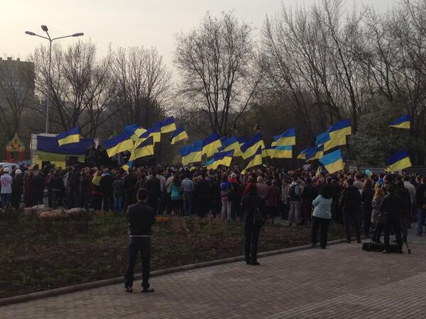 Жители Донецка встали на защиту флага Украины - Цензор.НЕТ 4008