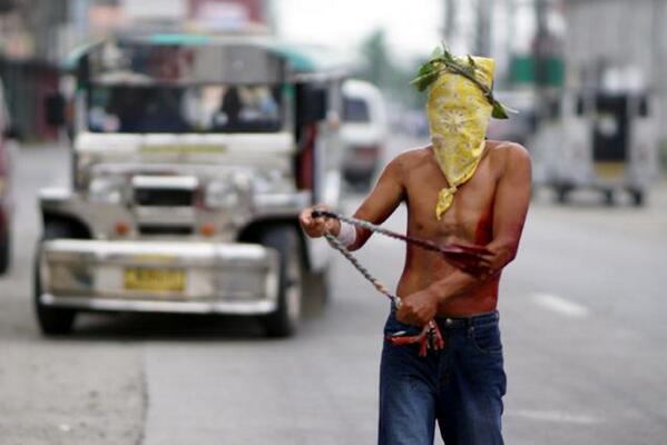 YouScoop's tweet image. Pampanga flagellants head early to Brgy. Cutud for Good Friday ritual gmane.ws/QgWrVG