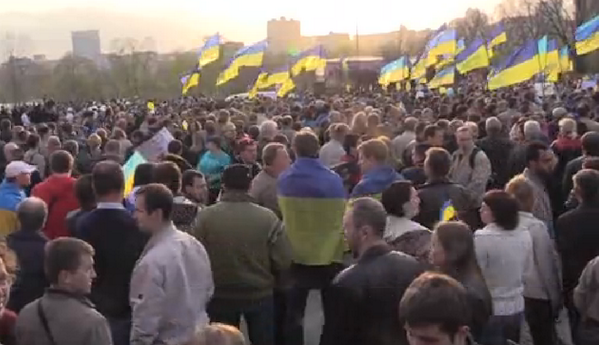 Жители Донецка встали на защиту флага Украины - Цензор.НЕТ 7549