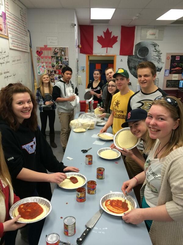 jheiding's tweet image. Pizza cells baby! Science 10 #cellmodel #scichat