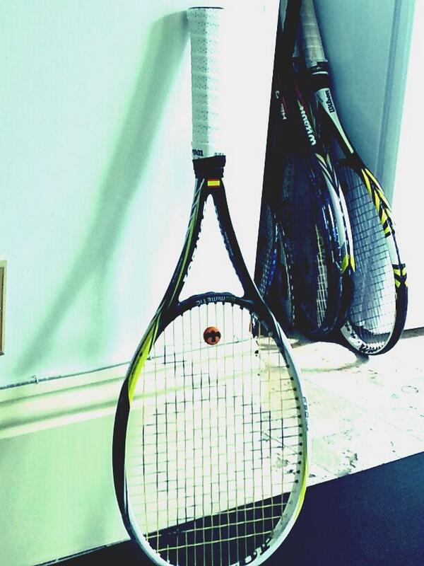 AlejandroSanz's tweet photo. si, lo sé. Es una raqueta.... pero a que parece una guitarra?. http://t.co/ympi8JAQ5z
