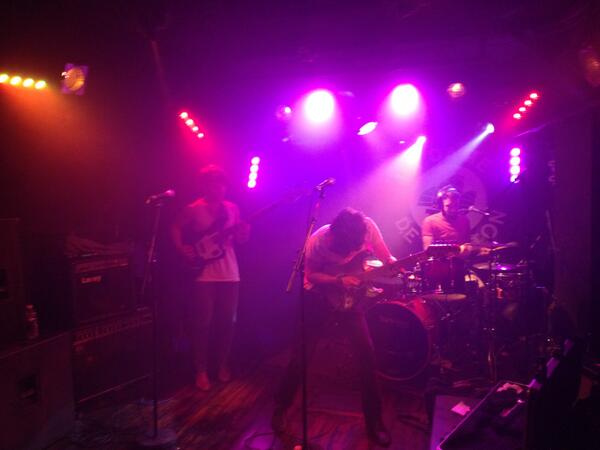 mondofr's tweet photo. Merci à tous d'être venus on a passé une super soirée!! D'autres concerts sont à venir on vous tient au courant d'air http://t.co/m7YwBZHajK