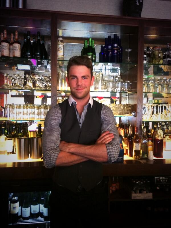 MakRestaurantD6's tweet image. Our barman @astonbf getting ready for the dimsum disco #sharp #makatd6 #dimsumdisco