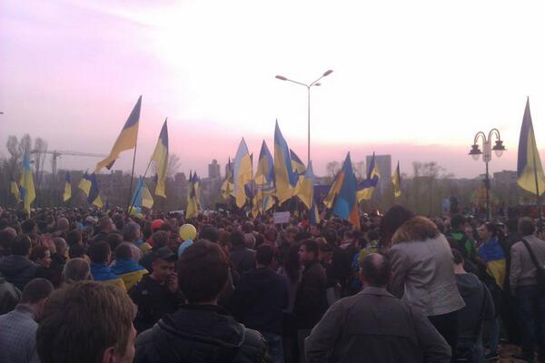 Жители Донецка встали на защиту флага Украины - Цензор.НЕТ 978